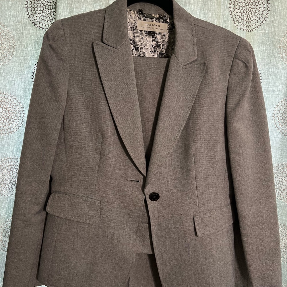 Women’s two piece gray pants suit size 10